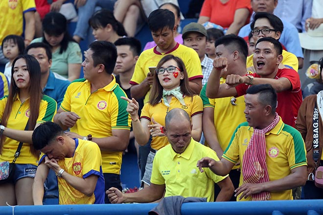 Chiều 23/10, hàng ngàn cổ động viên xứ Thanh có mặt ở sân Gò Đậu để "tiếp lửa" CLB Thanh Hoá trong chuyến làm khách khó khăn trước Bình Dương ở vòng 26 V-League 2019.