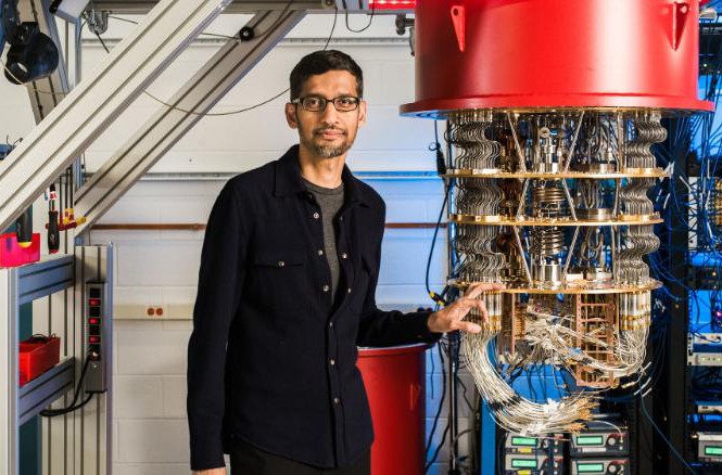 CEO của Google, Sundar Pichai, bên máy tính lượng tử của hãng. Ảnh: CNN.