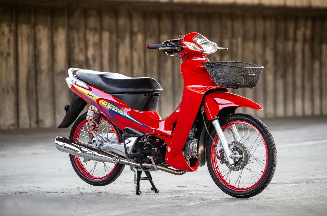 Honda Wave 125 vốn dĩ là dòng xe số sản xuất cho thị trường xe Thái Lan. Mẫu xe này ngang tầm Honda Future ở Việt Nam và cũng rất được người Việt yêu thích. Ảnh Honda Wave 125 độ đẹp lung linh tại xứ chùa vàng.