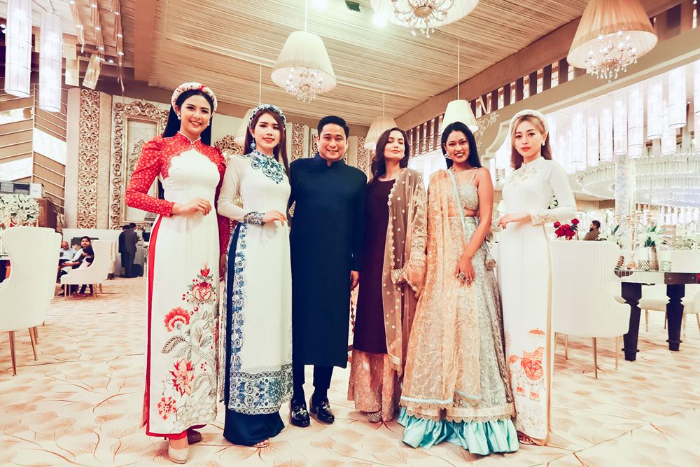 Hoa hậu Ngọc Hân, Á hậu Phương Nga và vợ chồng diễn viên Minh Tiệp vừa có chuyến đi Ấn Độ để dự hôn lễ của nhà đại gia Davinder Singh Thapar. Davinder Singh Thapar là doanh nhân nổi tiếng của tiểu bang Punjab. Ông tổ chức đám cưới cho con gái kéo dài 5 ngày theo truyền thống đạo Sikh.