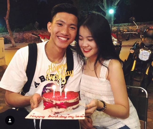 Văn Hậu và bạn gái Nguyễn Hoàng Anh công khai tình cảm vào tháng 4.2018. Chuyện tình của cặp đôi nhận được sự ủng hộ của người hâm mộ.