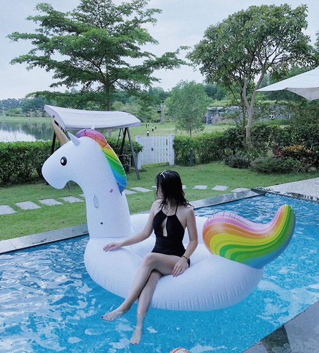 Thỉnh thoảng, hot girl quê Thái Bình mới chia sẻ hình ảnh diện bikini gợi cảm trên mạng xã hội.