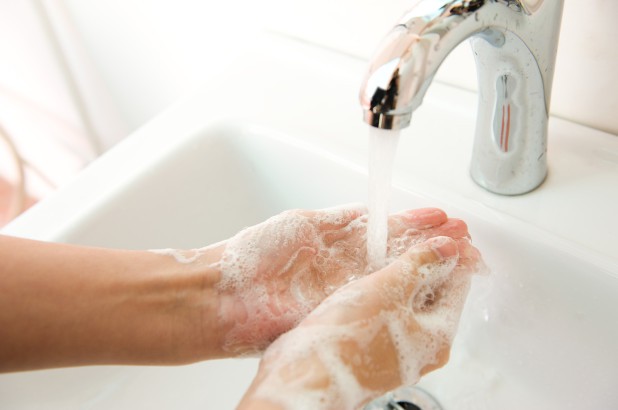 Rửa tay ngay sau khi đi vệ sinh sẽ loại bỏ được khuẩn E.coli, loại vi khuẩn có thể gây tử vong.