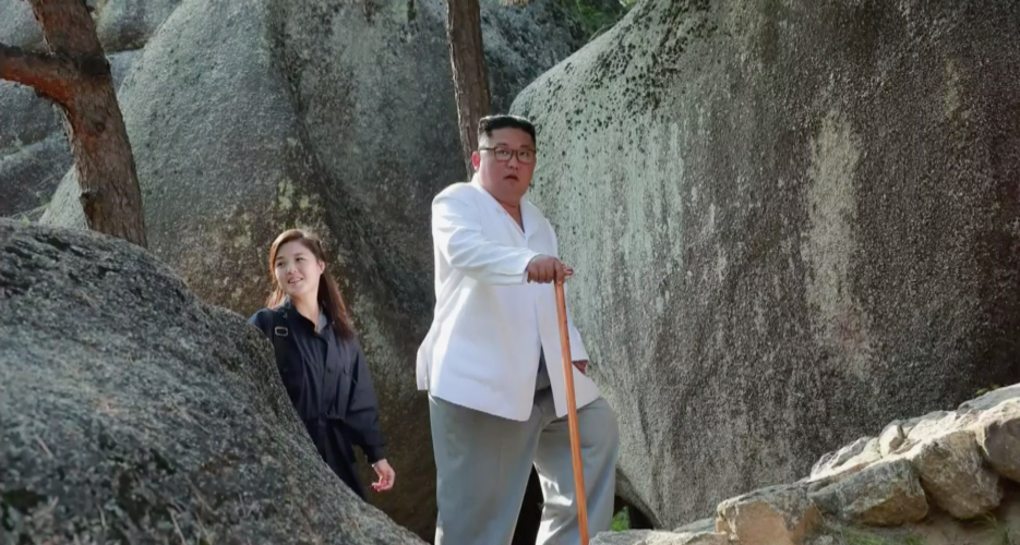 Đệ nhất phu nhân Triều Tiên&nbsp;Ri Sol-ju xuất hiện bên cạnh ông Kim Jong Un. Ảnh: KCNA