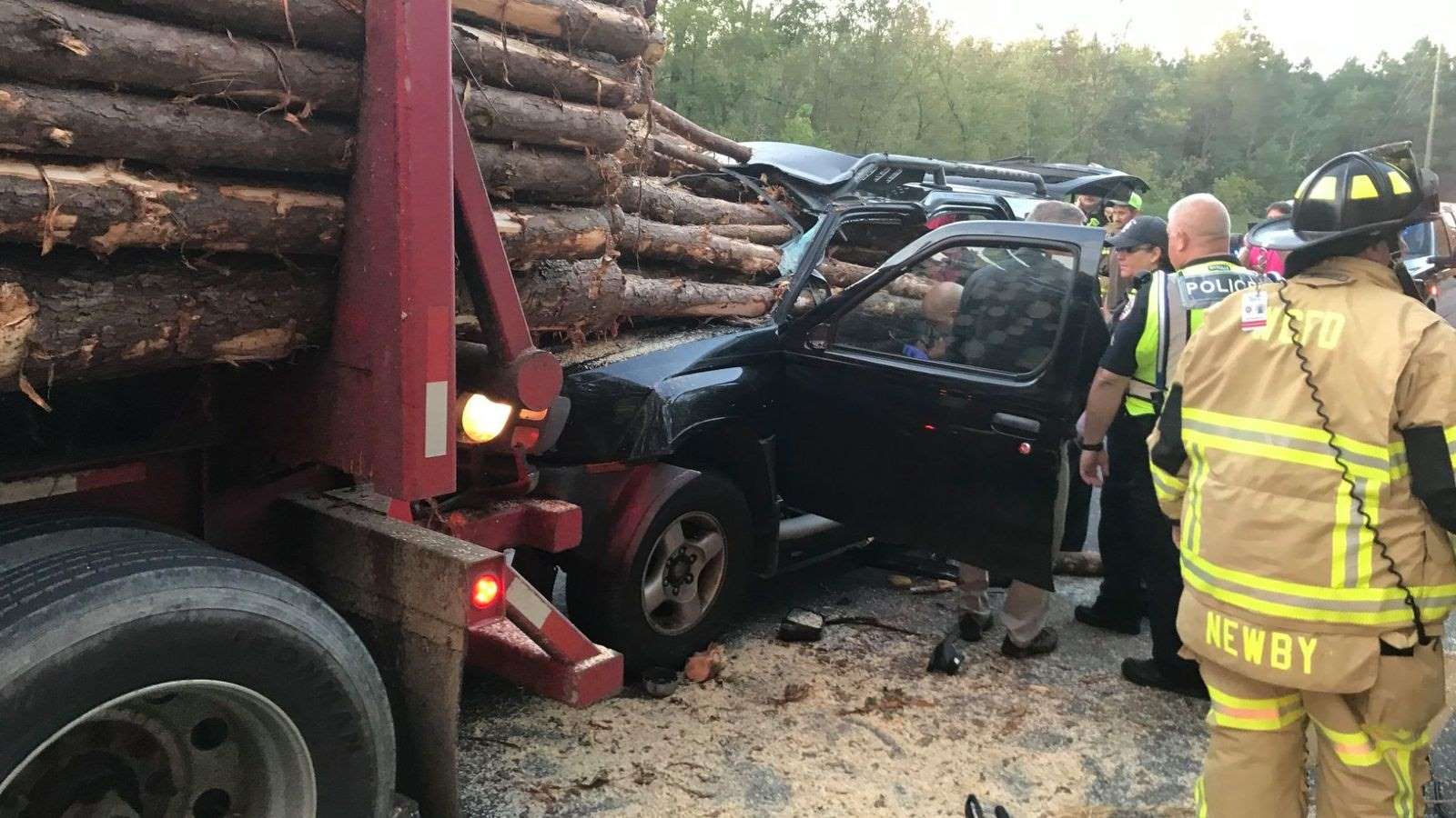 Một vụ tai nạn nghiêm trọng xảy ra khi một chiếc SUV đâm vào phía sau một xe tải chở gỗ (Ảnh: Cơ quan Cứu hỏa Hạt Whitfield)