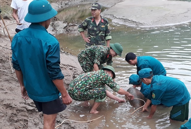 Quả bom “khủng” được lực lượng chức năng trục vớt và đem đi tiêu hủy