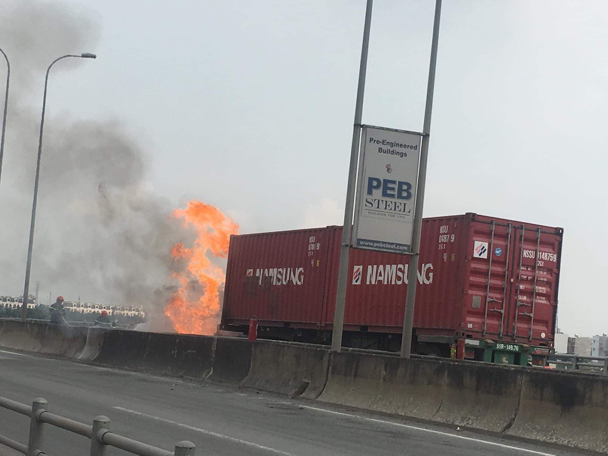 Đầu xe container bốc cháy trên cao tốc HLD