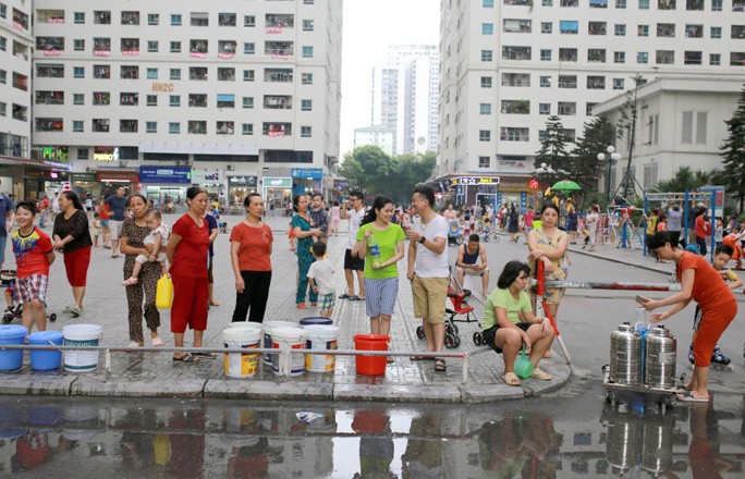 Người dân Hà Nội xếp hàng lấy nước sạch sau khi nước sông Đà bị nhiễm dầu
