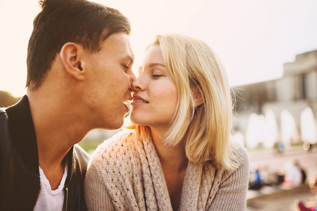 7. Mở mắt khi bạn hôn và thân mật với “người ấy”: Nhìn vào mắt đối tác trong những lúc như vậy sẽ gửi một thông điệp đáng tin cậy và trung thực trong mối quan hệ của 2 người.
