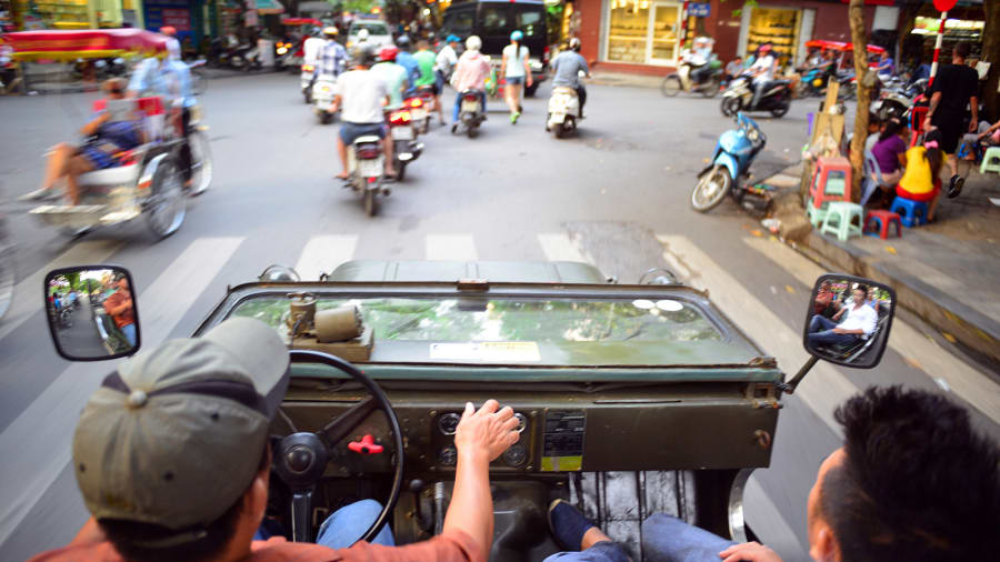 Làm một tour du lịch vòng quanh Hà Nội với xe đạp, xích lô không phải là mới với nhiều du khách, và đi tham quan các con phố nhỏ trên một chiếc xe jeep rất thú vị và ấn tượng .