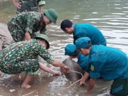 Tin tức trong ngày - Đi đánh cá, phát hiện quả bom “khủng” nặng hơn 3 tạ dưới sông