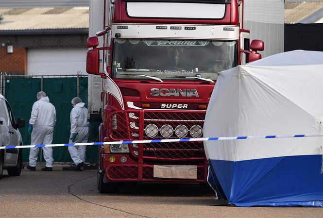 Hiện trường phát hiện chiếc xe tải chứa 39 thi thể trong thùng đông lạnh. (Ảnh:CNN)
