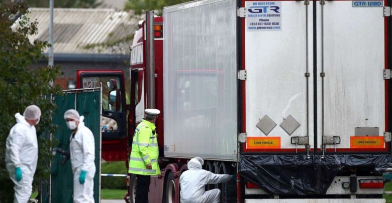 Cảnh sát và lực lượng pháp y đang kiểm tra chiếc xe container chở 39 thi thể được phát hiện ở Anh