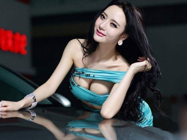 Ở Trung Quốc, nghề mẫu xe hơi &#40;showgirl&#41; rất được ưa chuộng. Với những cô gái có chút ngoại hình, ham nổi tiếng thì đây là một công việc thú vị.