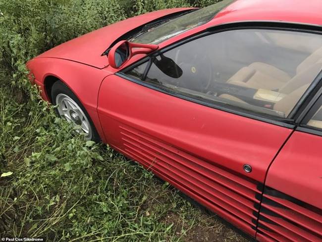 Hàng loạt xe Ferrari nằm trên bãi đất ở Texas, Mỹ và bị lãng quên suốt một thời gian dài khiến nhiều chiếc xe bị hư hỏng.