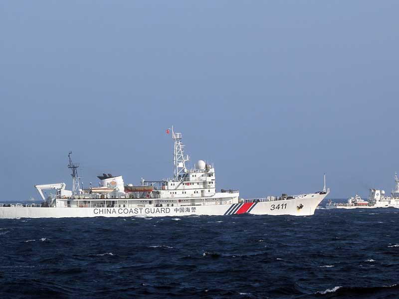 Tàu hải giám Trung Quốc hoạt động trên biển Đông.&nbsp; Ảnh: REUTERS