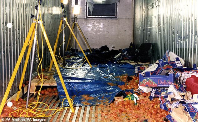 Cảnh bên trong container chở 60 người Trung Quốc sang Anh, trong đó có 58&nbsp;chết&nbsp;ngạt hồi tháng 6/2000. Ảnh: PA