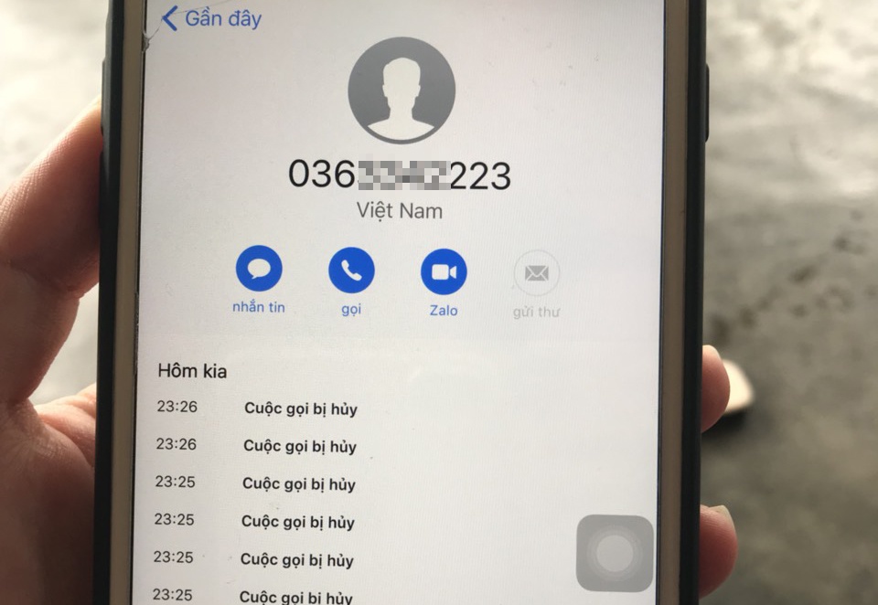 Số điện thoại chính quyền địa phương cho biết là người gọi thông báo người thân chuẩn bị sang anh và chuẩn bị thu tiền các hộ dân (Ảnh CQCC)