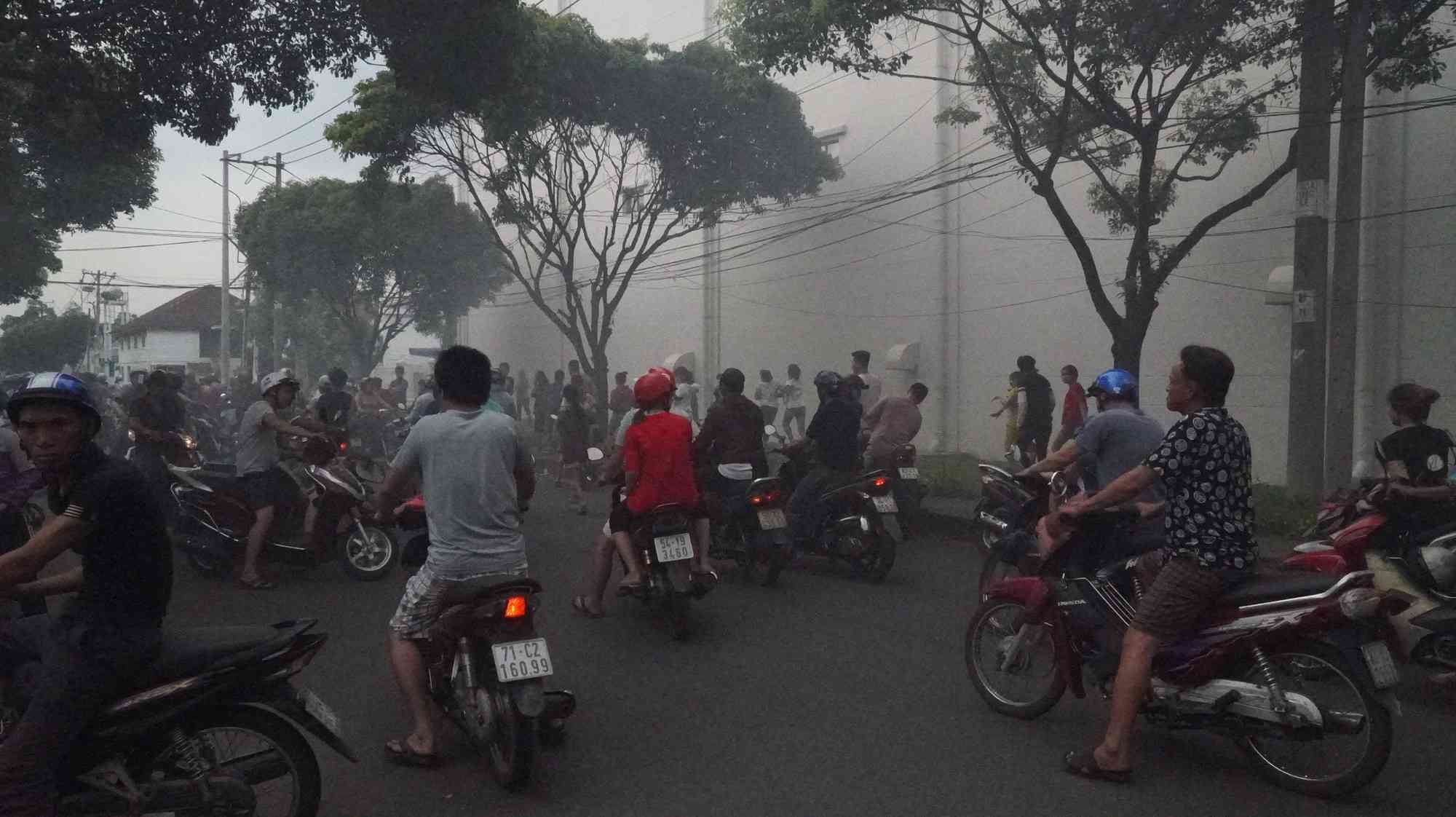 Lửa bùng phát khiến khói đen tỏa khắp nơi, lúc này nhiều người mới hoảng loạn bỏ chạy.