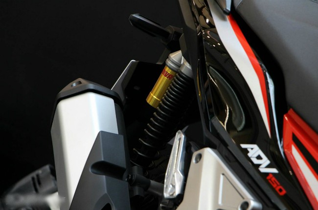 Cận cảnh hệ thống ống xả của Honda ADV150.