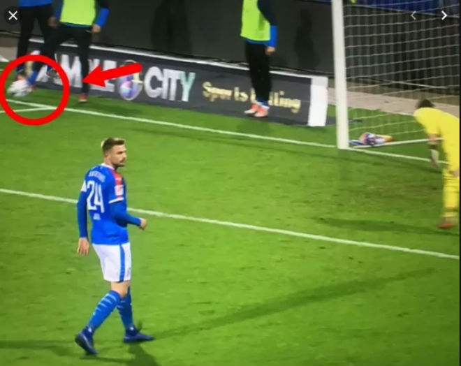 Penalty điên rồ nhất lịch sử bóng đá: Tội đồ không vào sân vẫn gây họa - 1