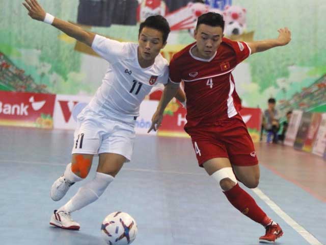 Myanmar (áo trắng) gây ra nhiều khó khăn cho Việt Nam trong hiệp 1