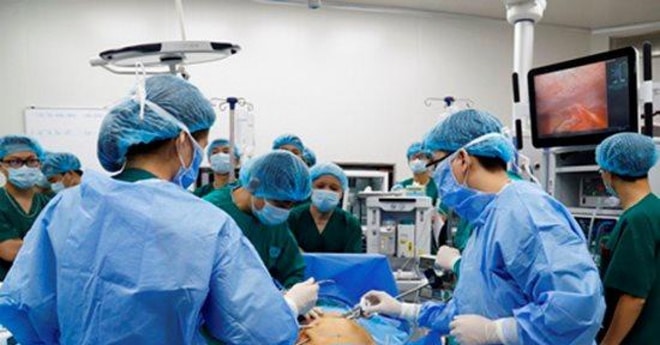 E kip phẫu thuật của Bệnh viện K ứng dụng hệ thống Robot Da Vinci thế hệ XI vào phẫu thuật nạo vét hạch ung thư đại trực tràng cho bệnh nhân (Nguồn ảnh: moh.gov.vn).