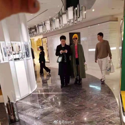 Phạm Băng Băng đi mua sắm với một người đàn ông lạ mặt tại Nhật Bản