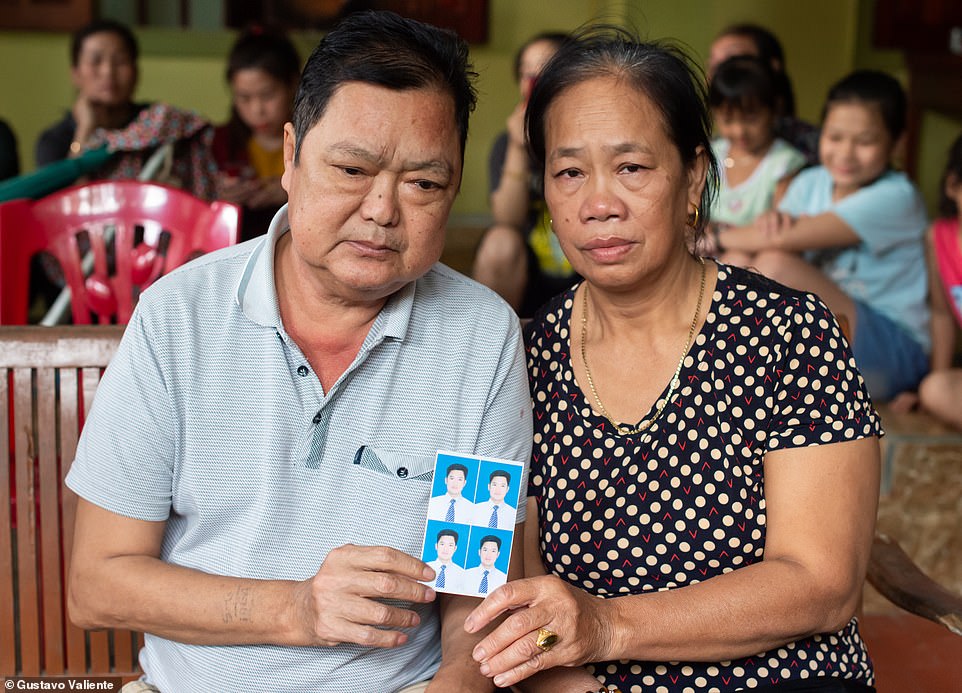 Ông&nbsp;Nguyễn Thành Lê và bà Phạm Thị Lan đau buồn vì con trai mất tích. Ảnh: Daily Mail.