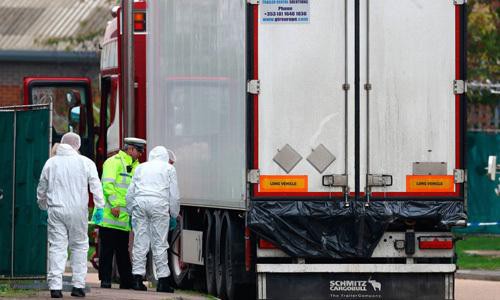 Các nhân viên pháp y kiểm tra chiếc xe container chở 39 thi thể tại khu công nghiệp Waterglade, hạt Essex, Anh hôm 23-10 - Ảnh: Telegraph.
