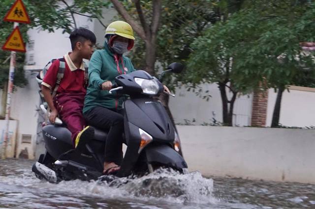 “Khu nhà giàu” Sài Gòn mênh mông như mùa nước lũ miền Tây, dân “bơi” về nhà - 5