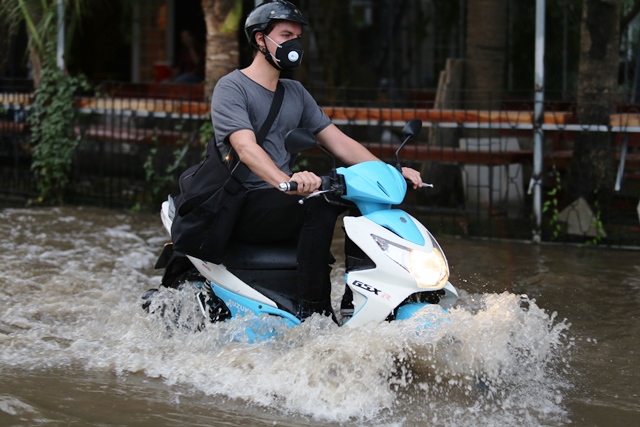 “Khu nhà giàu” Sài Gòn mênh mông như mùa nước lũ miền Tây, dân “bơi” về nhà - 8