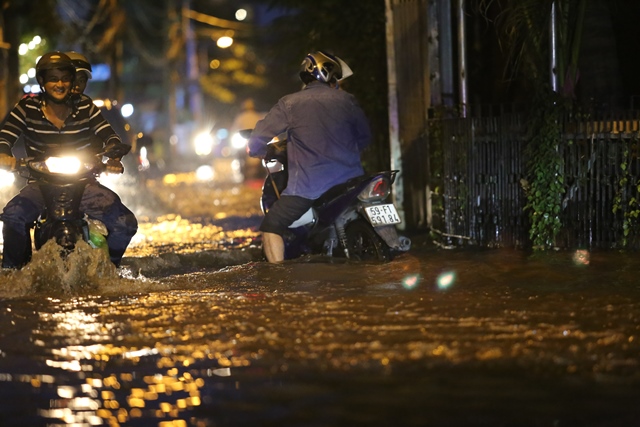 Đến 19h40, “khu nhà giàu” Thảo Điền vẫn còn mênh mông nước. Trong đó, đường Nguyễn Văn Hưởng là tuyến liên tục chịu tình trạng ngập trong những đợt triều cường diễn ra gần đây.