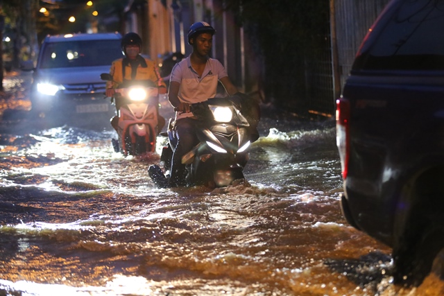 Đỉnh triều dự báo cao hơn vào ngày mai, đạt 1,7 m tại trạm Phú An và 1,72 m tại trạm Nhà Bè. Khung giờ đỉnh triều như trên xuất hiện từ khoảng&nbsp; 17 giờ. Đỉnh triều vượt mức báo động III sẽ kéo dài đến hết 31/10.