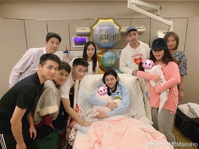 Mới đây thiếu gia Mario Ho đã thông báo trên mạng xã hội Weibo: &#34;Tôi và vợ tôi &#40;Ming Xi&#41; đã lên chức bố mẹ&#34;.