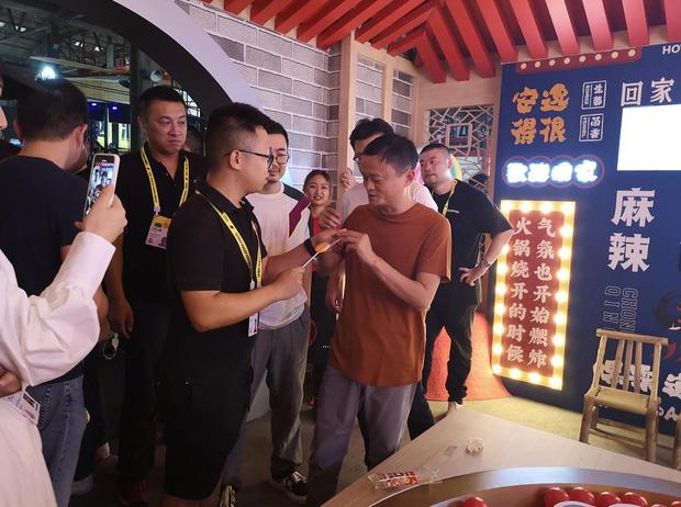 Chỉ nhờ Jack Ma nếm thử, kẹo mút vị nước lẩu Trùng Khánh lập tức bán đắt như tôm tươi. Ảnh: AsiaOne