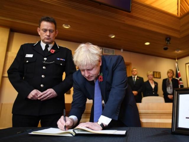 Thủ tướng Anh viết gì trong sổ chia buồn 39 nạn nhân thiệt mạng trên xe container?