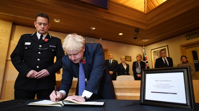 Thủ tướng Anh Boris Johnson ký số chia buồn tưởng nhớ 39 người thiệt mạng trên xe container (Ảnh: PA)