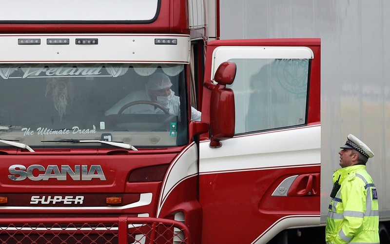 Cảnh sát di chuyển chiếc xe tải đông lạnh, nơi 39 thi thể được tìm thấy, tại thị trấn Grays, hạt Essex (Anh) ngày 28-10. Ảnh: REUTERS