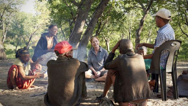 Giáo sư&nbsp;Vanessa Hayes (ngồi giữa) và các thợ săn bộ lạc&nbsp;Jul&#39;hoansi ở vùng Thượng&nbsp;Kalahari, Namibia (Ảnh: Chris Bennett)