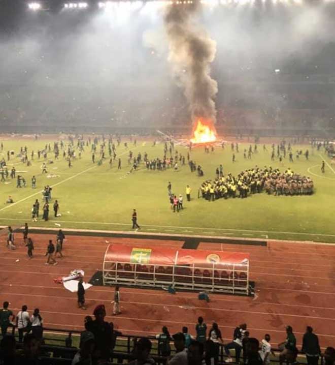 Đám cháy trên sân&nbsp;Gelora Bung Tomo