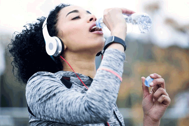 8. Uống nhiều nước: Uống 5 ly nước trở lên mỗi ngày có thể làm giảm nguy cơ tử vong do bệnh tim, vì mất nước dẫn đến tăng hematocrit và tăng độ nhớt của máu, cả hai đều có liên quan đến các vấn đề tim mạch.
