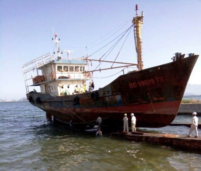 Tàu vỏ thép BĐ 99029 TS của ngư dân Trần Văn Hạo thời điểm hư hỏng phải nằm bờ sửa chữa năm 2017