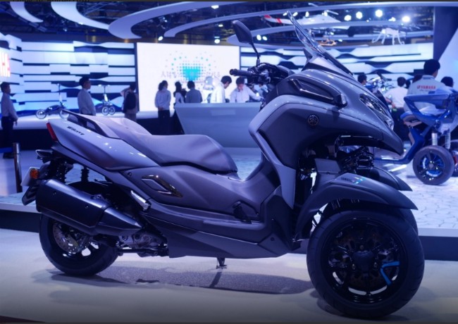 Ngoài trình diện 3 mẫu xe điện mới, Yamaha lần này làm nhiều người ngạc nhiên hơn khi trình diện mẫu xe tay ga ba bánh mới nhất Tricity 300 tại Triển lãm xe Tokyo, Nhật Bản.
