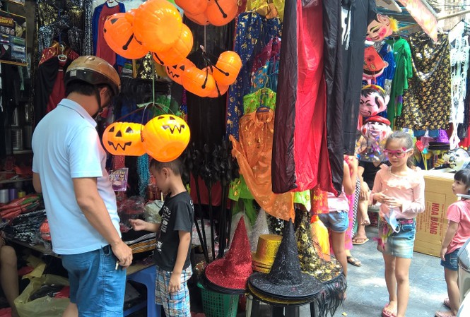 Dịp lễ hội Halloween, các cửa hàng trên phố lại đắt khách