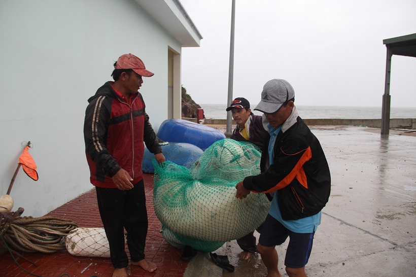 Ngư dân Bình Định đưa dụng cụ lên bờ tránh bão