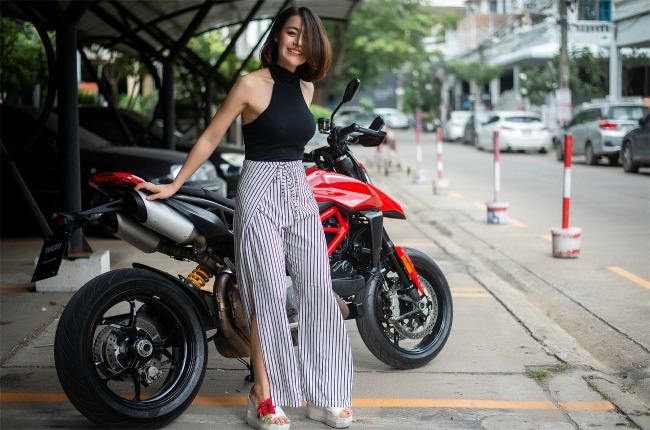 Mặc dù có đôi chút lo ngại độ xe nhưng mỗi khi chế ngự được “ngựa hoang” Hypermotard 950 đảm bảo người lái xe cảm thấy thực sự thoải mái và chạy rất thoáng nhờ xe cao.