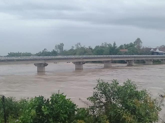 Mực nước ở các sông đang lên nhanh sau bão. Dự báo sau bão, người dân miền Trung lại phải oằn mình chạy lụt.