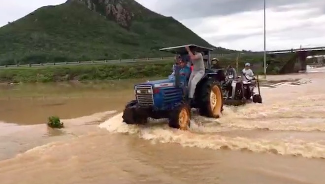 Nhiều nơi ở Phú Yên bị chia cắt bởi nước lũ dâng cao sau bão. Để di chuyển đến nơi làm việc qua các đoạn sông này, người dân phải đối mặt với nhiều rủi ro.