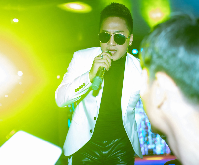 Ca sĩ Châu Khải Phong hiện khá đắt show ở nhiều sân khấu trong và ngoài nước